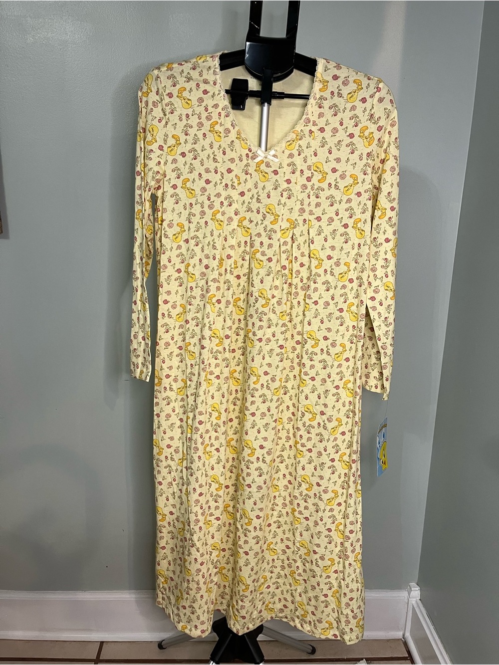 Looney Toones NWT  tweety  Long-Sleeve Midi nightgown with Yellow Accents